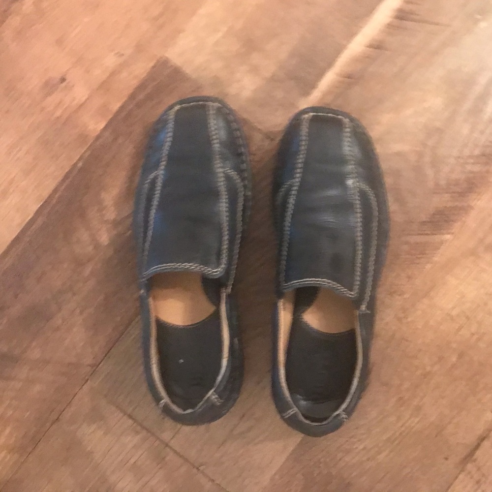 Black dress shoes